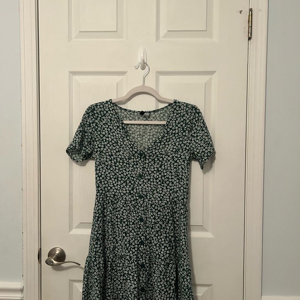 H&M Green Floral V-Neck Button-down Dress